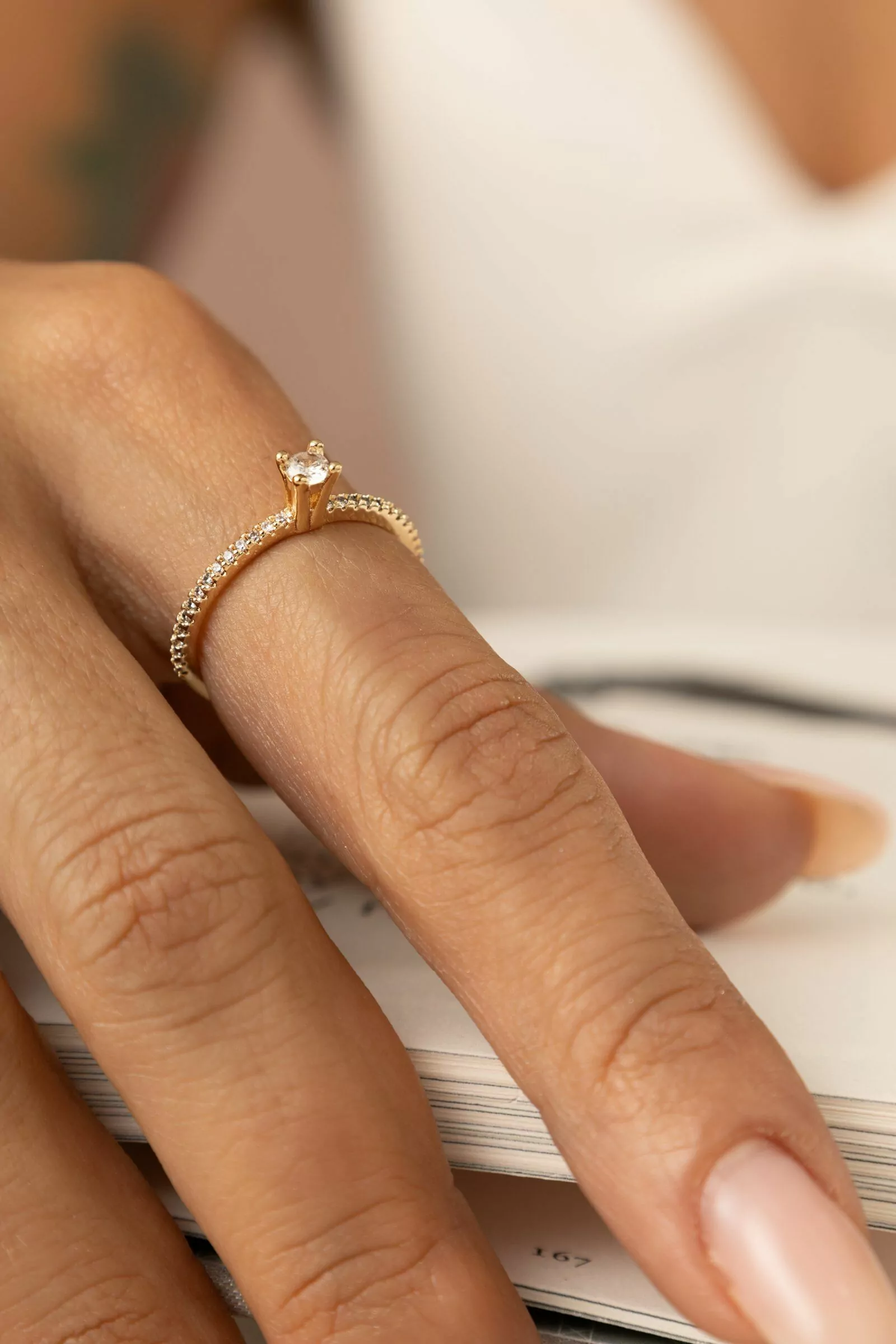 Anel Solitário Delicado com Zircônias Brancas - Banho de Ouro 18k
